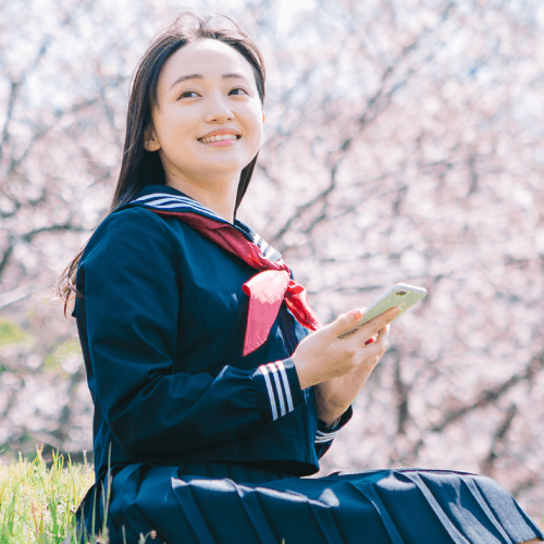 未来に届くイメージ：スマホでメッセージを確認する女子学生
