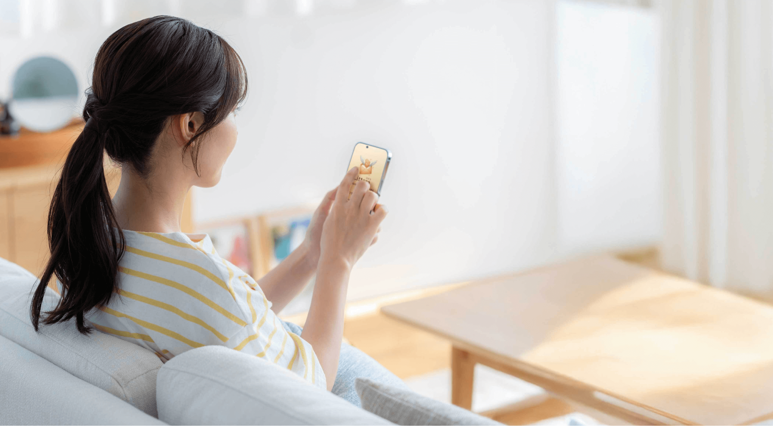 未来に届く手紙サービス Littera を使う女性