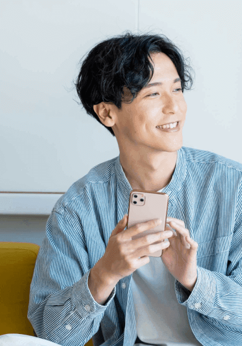 Littera を使う若い男性